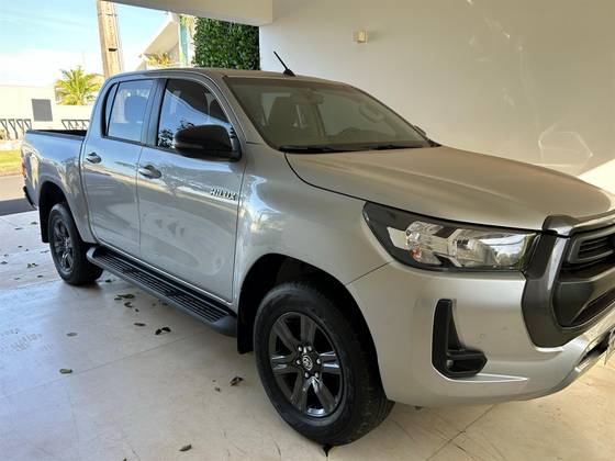 TOYOTA HILUX 2.8 D-4D TURBO DIESEL CD SR 4X4 AUTOMÁTICO TOYOTA HILUX 2.8 D-4D TURBO DIESEL CD SR 4X4 AUTOMÁTICO